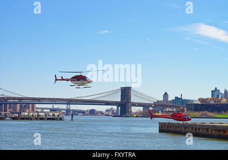Helicopters près de pont de Brooklyn et Manhattan Bridge sur East River. Les touristes à bord. Ponts relient la partie basse de Manhattan à Brooklyn de New York, USA. Banque D'Images
