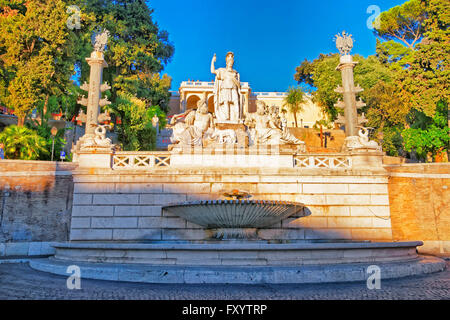 ROME, ITALIE - 27 août 2012 : Rome entre Tibre et Aniene Fontaine de la Piazza del Popolo à Rome en Italie. Au centre se trouve la statue de la louve qui nourrit Romulus et Remus Banque D'Images