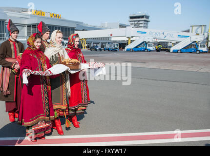 Cérémonie de bienvenue à l'Aéroport International Boryspil pour le président polonais Bronislaw Komorowski lors de sa visite à Kiev, Ukraine Banque D'Images