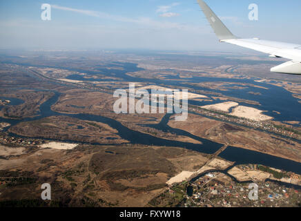 Afficher la fenêtre de l'avion pendant l'approche à la terre à Kiev, Ukraine Banque D'Images