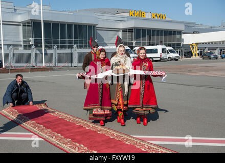 Cérémonie de bienvenue à l'Aéroport International Boryspil pour président polonais B. Komorowski lors de sa visite à Kiev, 12 avril 2015 Banque D'Images