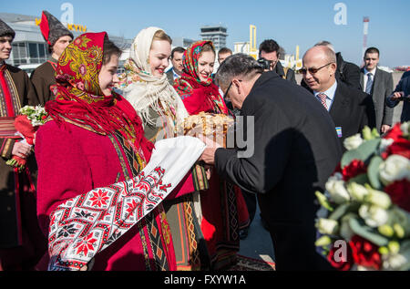 Cérémonie de bienvenue à l'Aéroport International Boryspil pour le président polonais Bronislaw Komorowski lors de sa visite à Kiev, Ukraine Banque D'Images