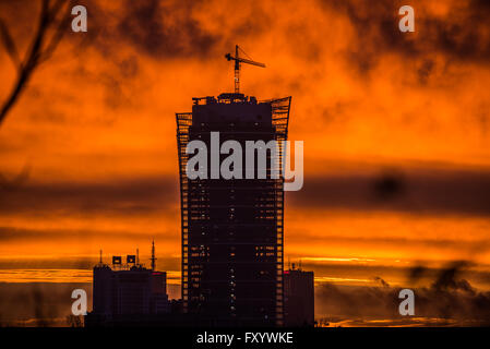 Le lever du soleil dans la ville de Varsovie en Pologne. Voir avec la construction du gratte-ciel de Varsovie Spire Banque D'Images