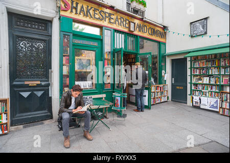 Librairie de Paris, vue sur l'extérieur de la célèbre librairie City Lights, également connue sous le nom de Shakespeare and Company, sur la rive gauche à Paris, France. Banque D'Images