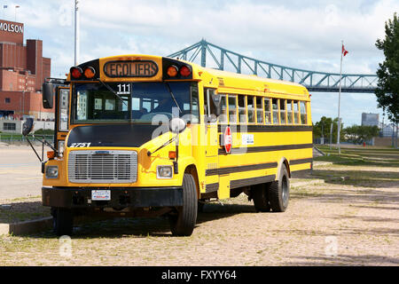 Montréal, Canada - le 18 août 2008 : school bus avec chauffeur en attente dans un parking au quai de l'horloge sur une journée d'été. Banque D'Images