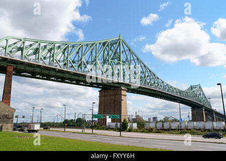 Montréal, Canada - le 18 août 2008 : Jacques Cartier Bridge traversant le fleuve Saint-Laurent à Montréal par une journée nuageuse. Banque D'Images