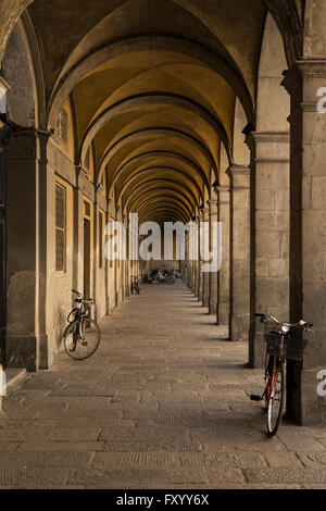 Une vue sur la rue sous ses arcades à Lucques, Toscane Banque D'Images