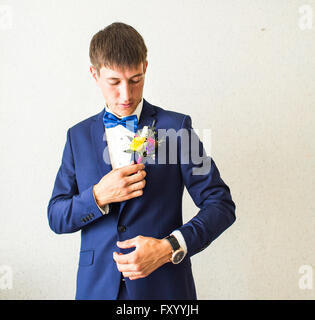 Boutonnière de mariage merveilleux sur un costume du marié Banque D'Images