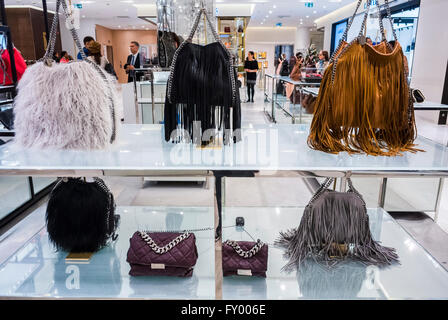 Paris, France, shopping, les sacs à main accessoires sur l'affichage à l'intérieur du magasin de luxe, Stella McCartney, styliste de mode aux Galeries Lafayette Banque D'Images