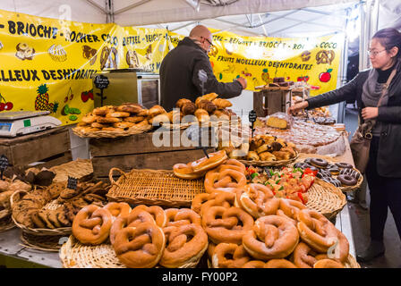 Paris, France, gens Shopping boulangerie française intérieurs de la boulangerie, marché de rue Sall, beignets cuits sur exposition Banque D'Images