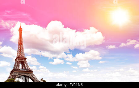 La Tour Eiffel contre bleu ciel coloré au coucher du soleil. Champ de Mars, Paris, l'Europe. Tons style vintage photo Banque D'Images