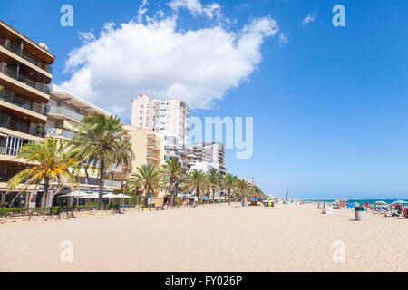 Vaste plage de sable publique de Calafell resort town dans une journée ensoleillée. La région de Tarragone, Catalogne, Espagne Banque D'Images