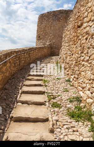 Escaliers en pierre ancienne aller jusqu'à l'ancienne forteresse de la ville de Calafell, Espagne Banque D'Images