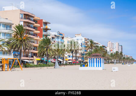 La rue côtière et vaste plage de sable publique de Calafell resort town dans une journée ensoleillée. La région de Tarragone, Catalogne, Espagne Banque D'Images