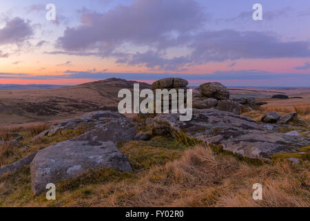 Début de la lumière du matin sur les pentes d'une averse à tor vers Brown Willy Banque D'Images