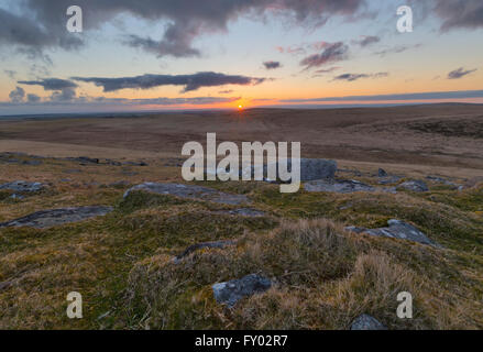 Lever du soleil à une averse Tor sur Bodmin Moor Banque D'Images