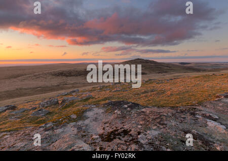 Lever du soleil depuis les pistes de l'averse Tor sur Bodmin Moor Banque D'Images