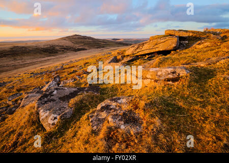 Aube lumière brisant sur les flancs d'une averse tor sur Bodmin Moor Banque D'Images