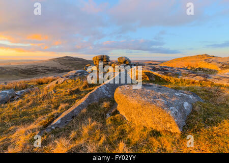 La première lumière d'un jour nouveau sur les averses Tor sur Bodmin Moor Banque D'Images