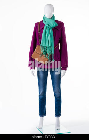 Manteau violet avec sac brun. Banque D'Images