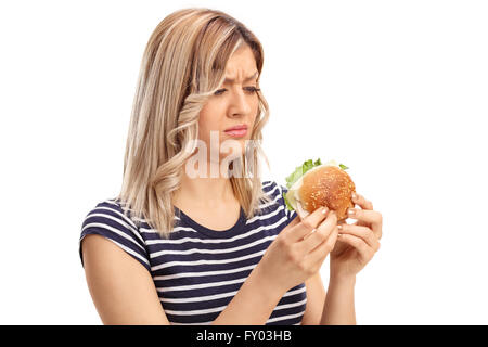 Sad woman holding un délicieux sandwich à la pensée et isolé sur fond blanc Banque D'Images