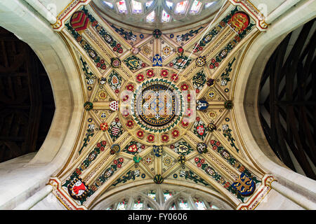 La tour peint décoratif plafond avec des boucliers en héraldique, église St Marys Kempsford, Gloucestershire. L'Angleterre Banque D'Images