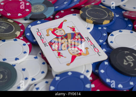 Close up de jetons de poker avec joker sur le dessus Banque D'Images