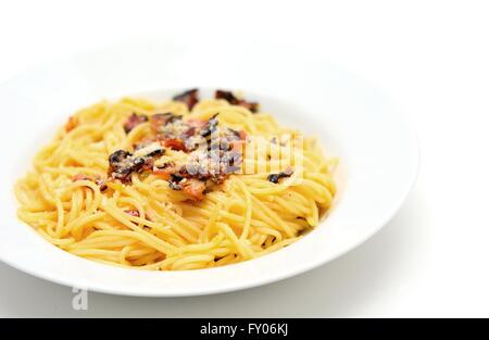 Des plats italiens traditionnels Spaghetti Carbonara avec la pancetta, l'oeuf et le parmesan sur plaque blanche. Banque D'Images