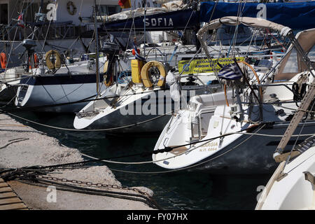 Attica Grèce Porto Rafti bateaux amarrés dans le port Banque D'Images