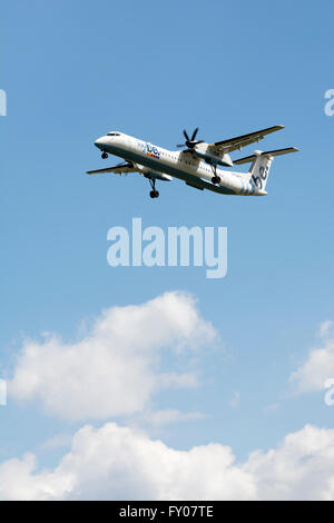 Flybe Bombardier Dash 8 à l'atterrissage à l'aéroport de Birmingham, UK (G-FLBA) Banque D'Images