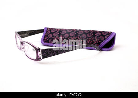 Violet lunettes de lecture et Cas avec motif floral sur les bras et sur l'affaire Banque D'Images