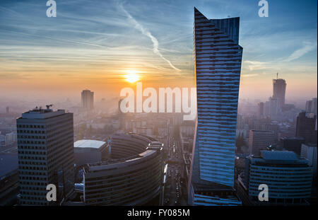 Coucher de soleil sur Varsovie, Pologne. Voir avec terrasses d'or shopping mall et Zlota 44 skyscraper Banque D'Images