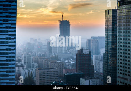 Coucher de soleil sur Varsovie, Pologne. Vue aérienne du Palais de la Culture et de la Science de Varsovie avec Spire site de construction dans le centre Banque D'Images