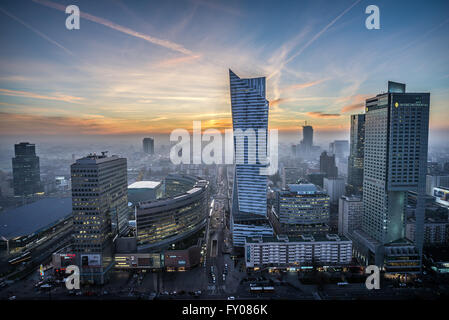 Varsovie, Pologne. Voir avec la gare centrale, d'une terrasse d'or shopping mall, Zlota 44 InterContinental et gratte-ciel Banque D'Images