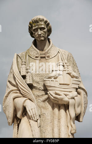 Une statue en marbre du martyr São Vicente, saint patron de Lisbonne. Il est titulaire d'un navire avec deux corbeaux, l'emblème de la ville. Le Portugal. Banque D'Images