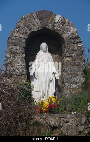 Statue de St Non près de puits sacré dédié à son Non St's près de St David's West Pembrokeshire Wales UK Banque D'Images