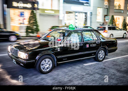 Toyota Crown taxi sur Chuo Dori à Ginza, Chuo district de luxe de la ville de Tokyo, Japon Banque D'Images