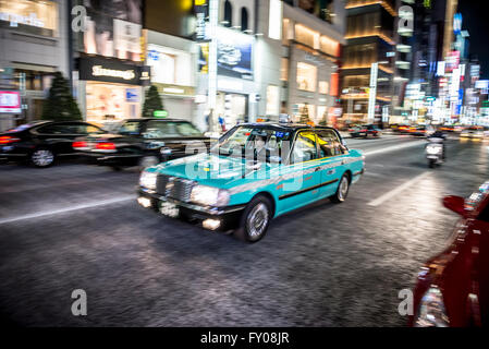 Toyota Crown taxi sur Chuo Dori à Ginza, Chuo district de luxe de la ville de Tokyo, Japon Banque D'Images