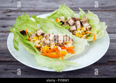 Roulés de laitue avec du poulet et de l'orzo aux carottes Banque D'Images