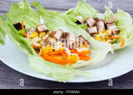 Roulés de laitue avec du poulet et de l'orzo aux carottes Banque D'Images