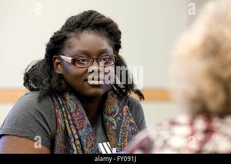 Jeune femme afro-américaine dans un bureau de la réunion d'affaires - États-Unis Banque D'Images