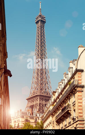 La Tour Eiffel vue d'un quartier voisin. Banque D'Images