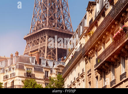 La Tour Eiffel vue d'un quartier voisin. Banque D'Images