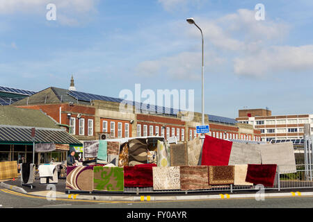 Blocage de plein air vente de tapis et moquettes sur Bolton marché. Le marché couvert est à l'arrière du bâtiment. Banque D'Images