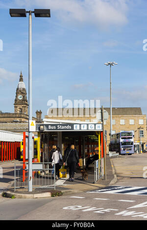 Les passagers à Bolton Moor Lane station de bus. La station sera fermer lorsqu'un nouveau point de correspondance publique ouvre à la fin 2016. Banque D'Images