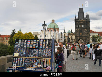 Un décrochage et les touristes sur le pont Charles, Prague, République Tchèque Banque D'Images