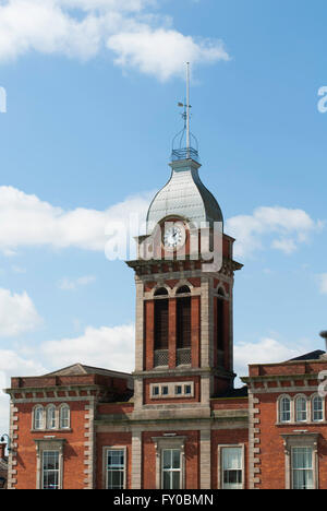 La vue de la tour de l'horloge sur la Halle de la place du marché de Chesterfield. Banque D'Images