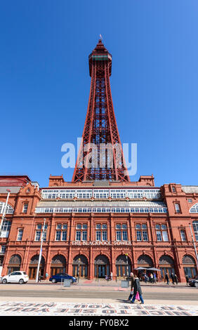 Sous un ciel bleu, l'emblématique tour de Blackpool de Blackpool, lancashire vu depuis le tapis de comédie Banque D'Images