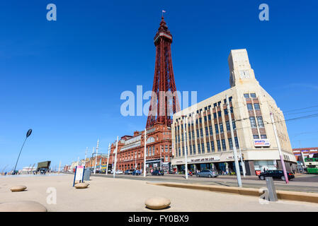 Sous un ciel bleu, une vue sur la célèbre tour de Blackpool de Blackpool, lancashire comme vu de la promenade Banque D'Images