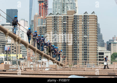 La VILLE DE NEW YORK, USA - 12 juin 2015 : les agents de l'ESU NYPD descendre le pont de Brooklyn Banque D'Images